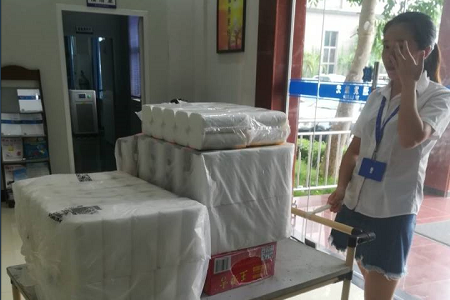 通發(fā)激光開(kāi)車過(guò)來(lái)領(lǐng)福利的妹紙