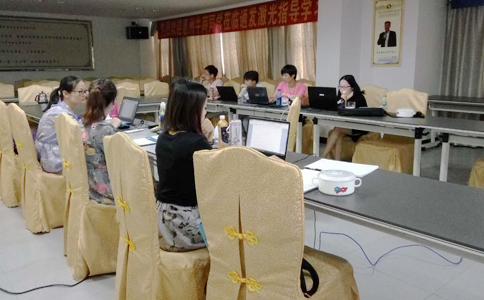  各家的客服美女真是巾幗不讓須眉啊，學(xué)習(xí)工作兩不誤