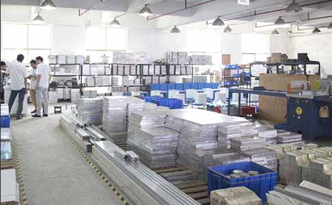 通發(fā)激光的工程師們偶爾也會離開他們的機器，大家一起研究機器